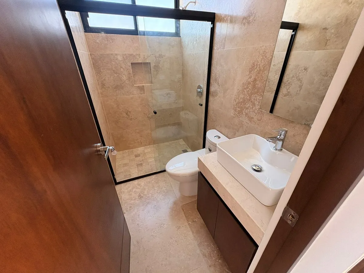 Baño completo con acabados de mármol