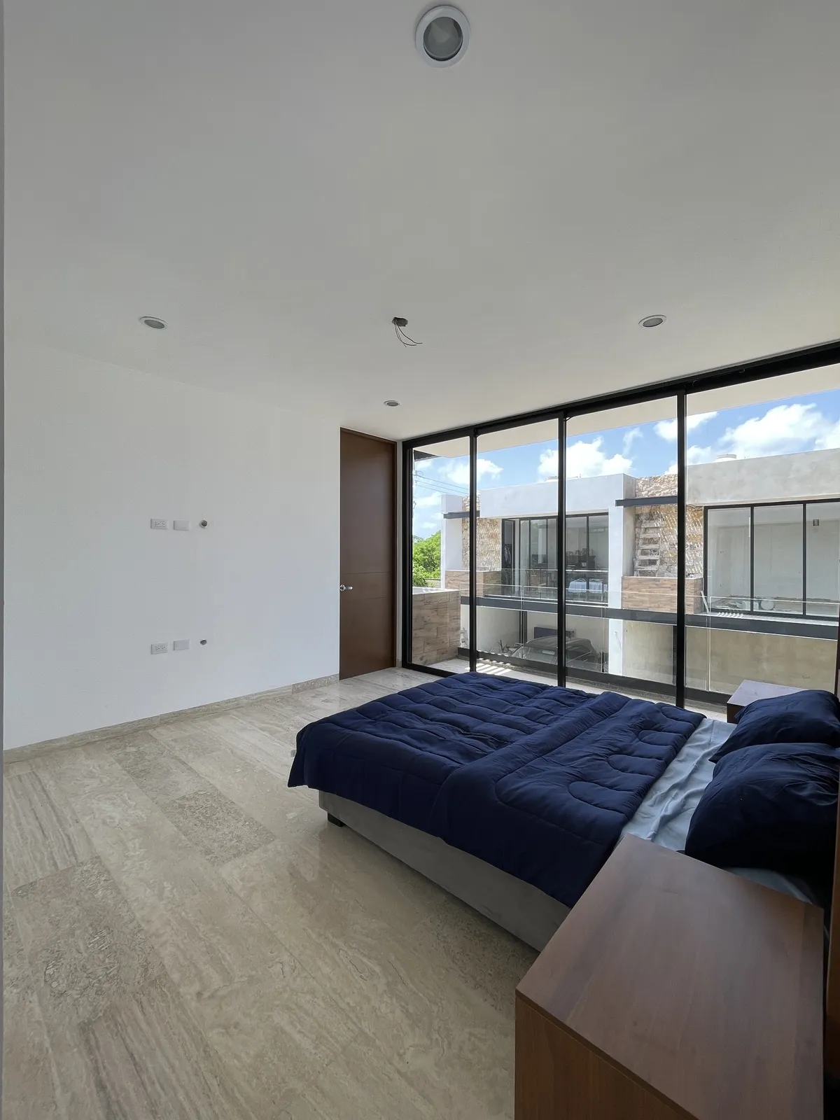 Dormitorio secundario con clóset