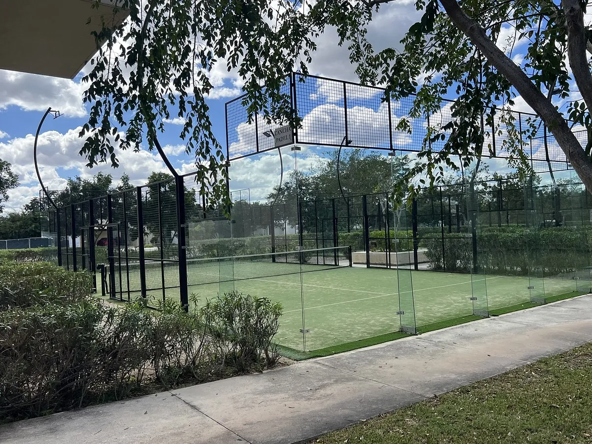 Cancha de tenis profesional en Nortemérida