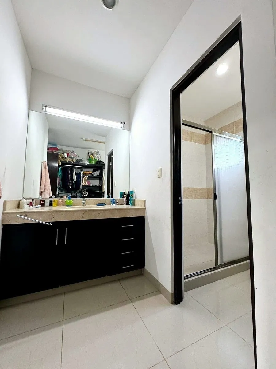 Baño completo con doble lavabo y acabados de mármol