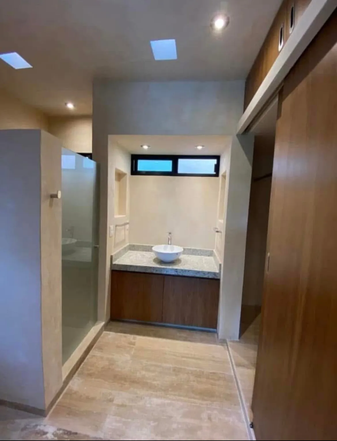 Baño principal con acabados de chukum y madera