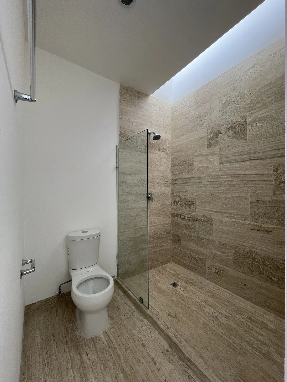 Baño completo con acabados modernos y cancel de cristal
