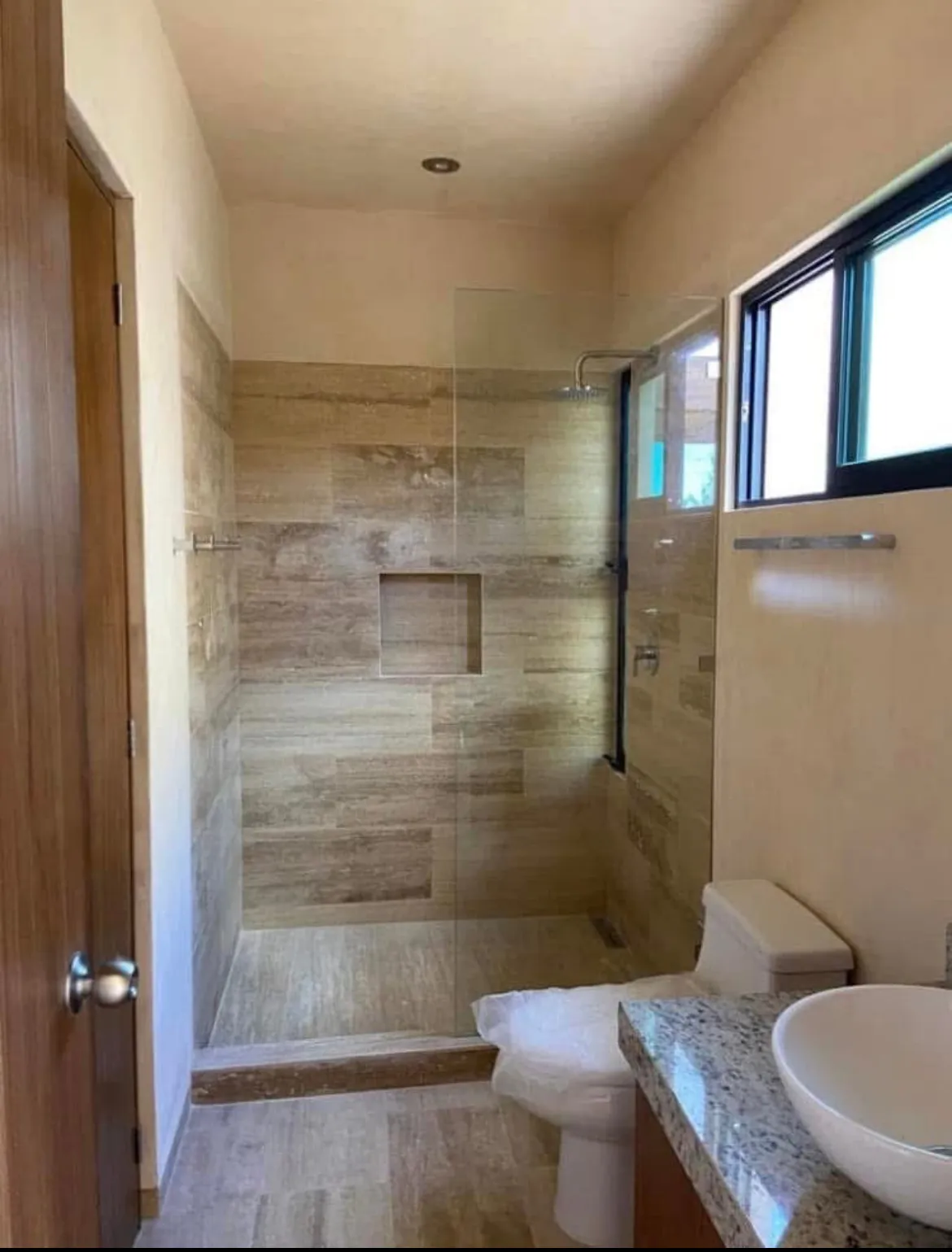 Baño secundario moderno con cancel de cristal