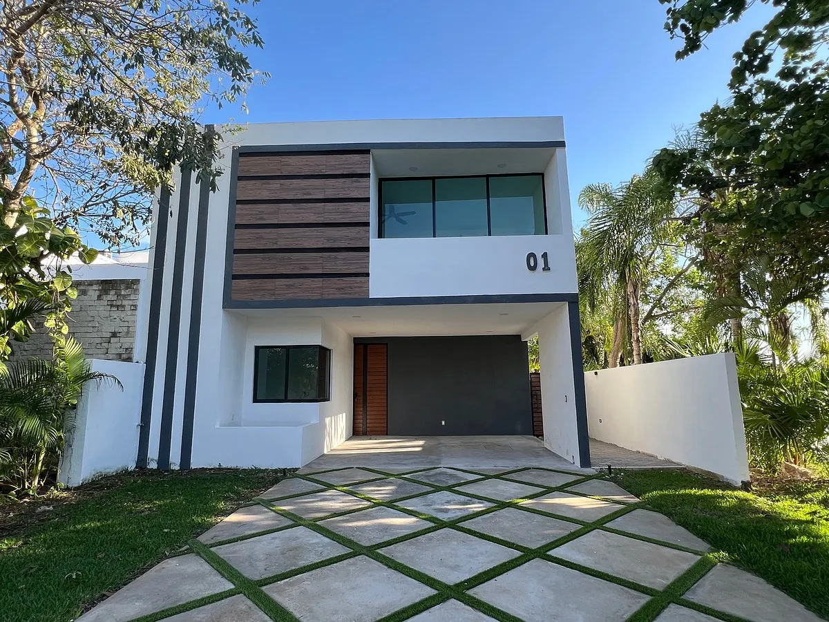 Fachada de casa residencial en Privada Parque Central, Cholul