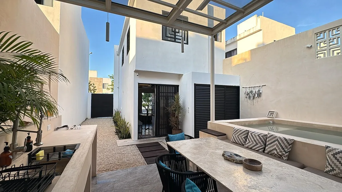 Patio y alberca de casa en Punta Esmeralda