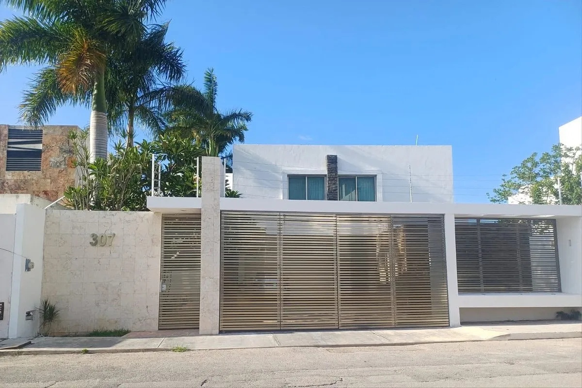 Frente de casa con portón moderno en Montebello