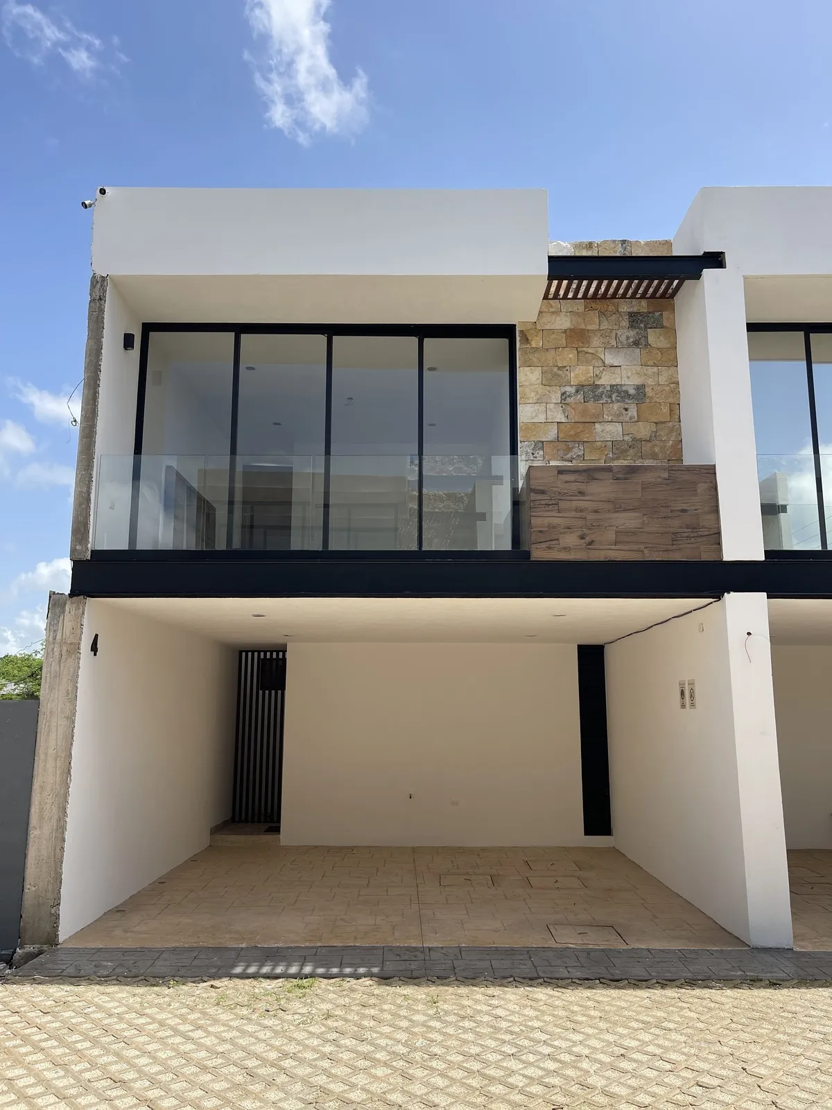 Fachada de Townhouse moderno en Cholul