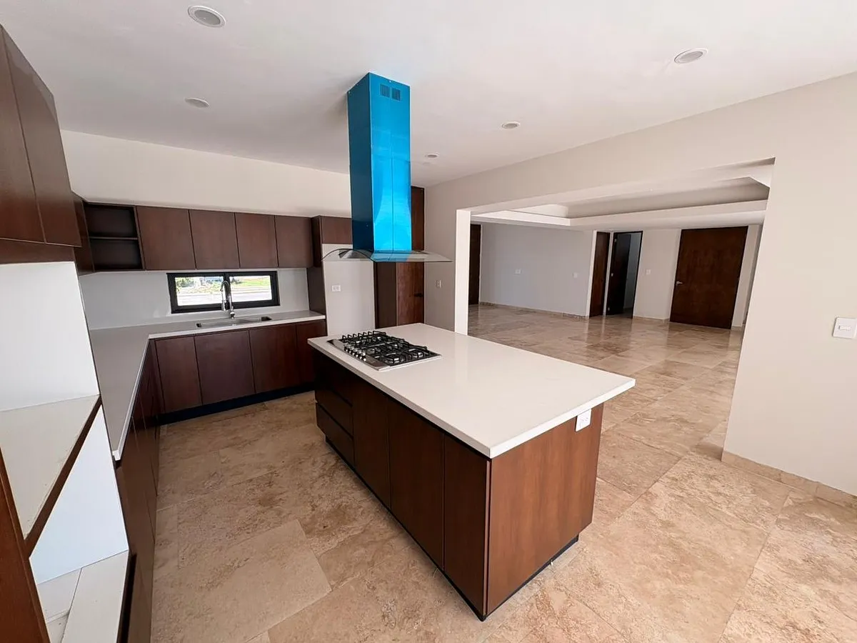 Cocina moderna con isla central y acabados de lujo