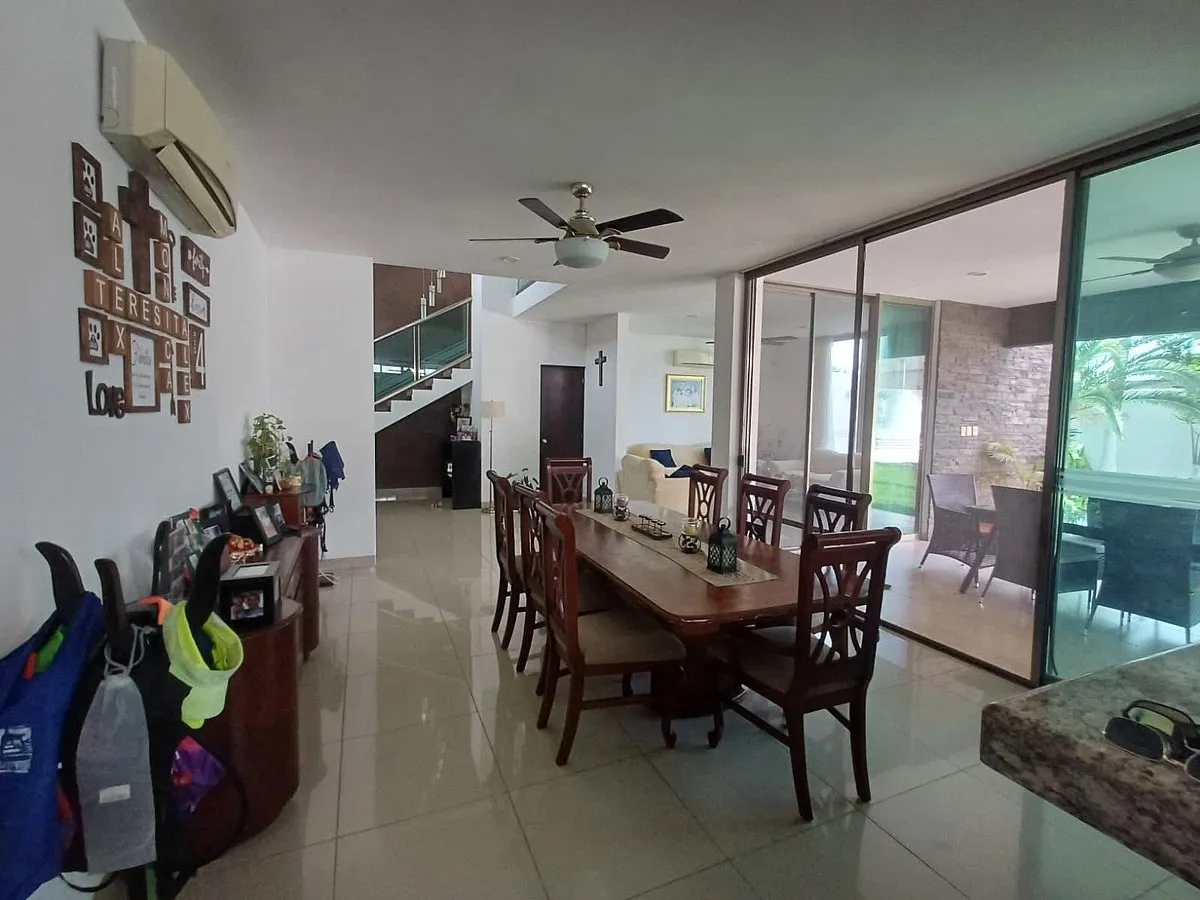 Comedor con vista a la terraza y jardín