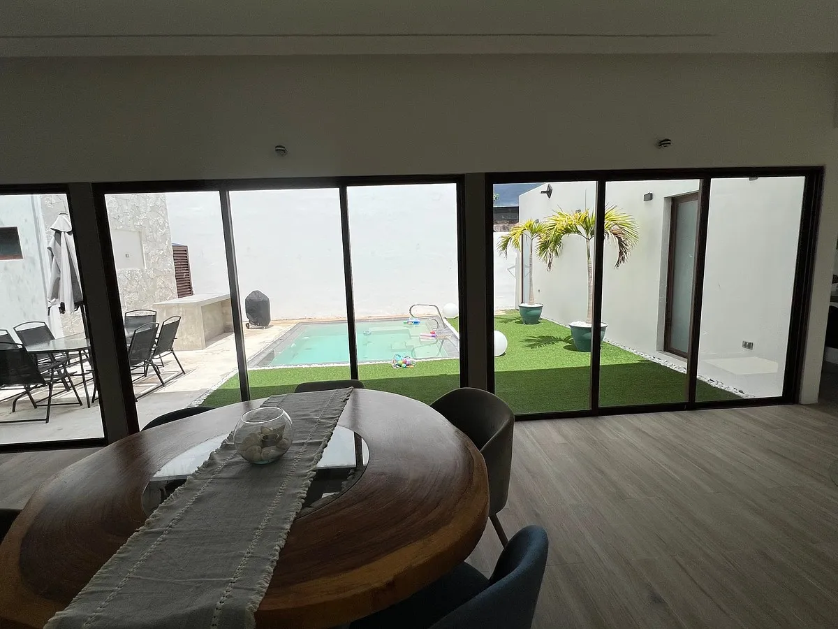Área de comedor con vista al jardín