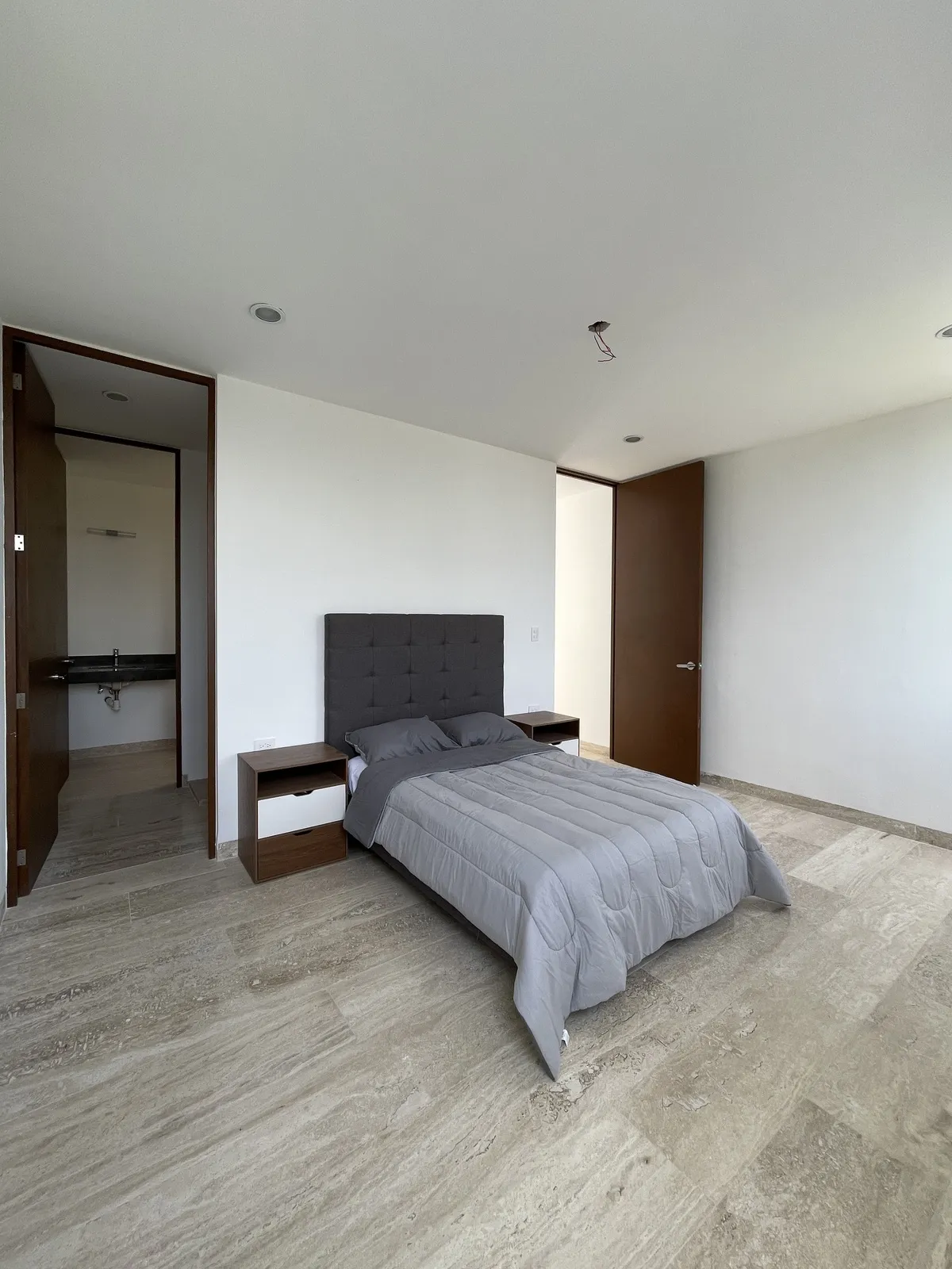 Dormitorio principal con amplio espacio y balcón