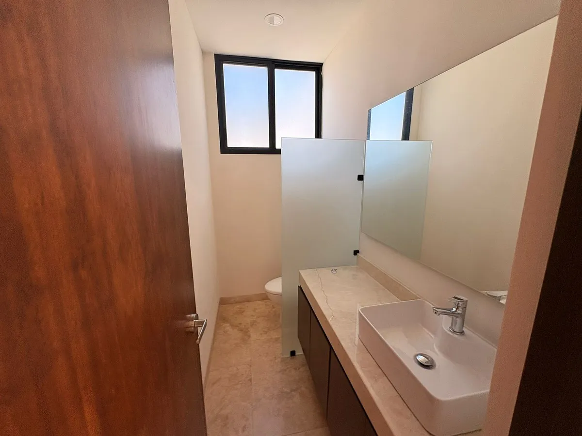 Medio baño de visitas con diseño contemporáneo