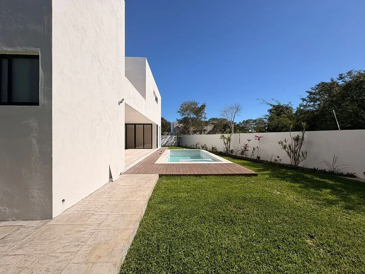 Amplio jardín trasero con terraza y alberca