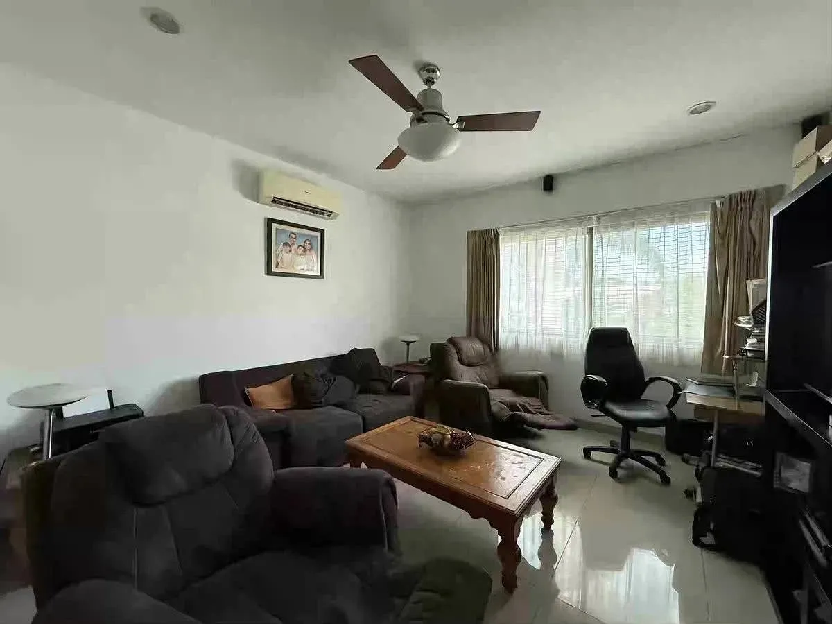 Sala de TV o family room en planta alta