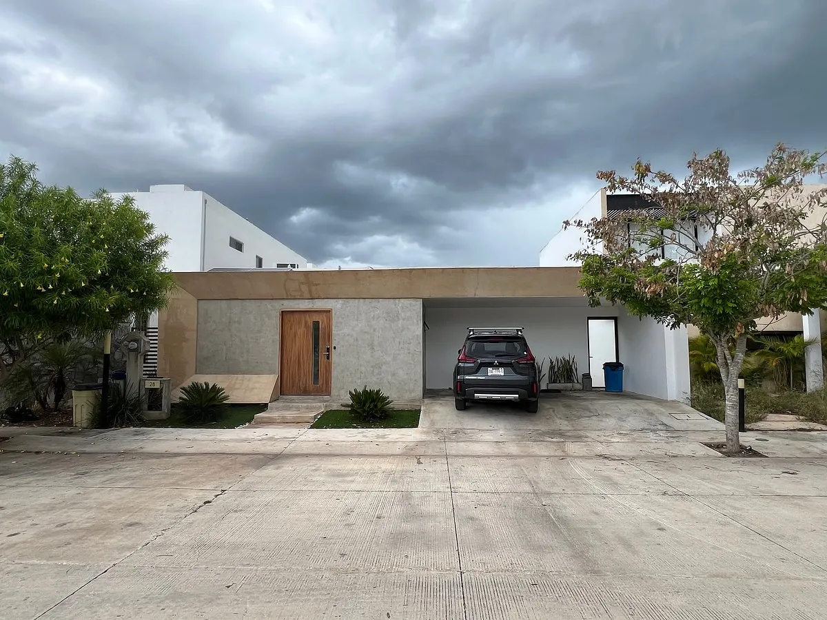 Patio con alberca de casa en Privada Zentura, Cholul
